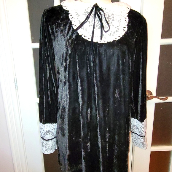 POL Tops - Classic velour tunic with white lace trim